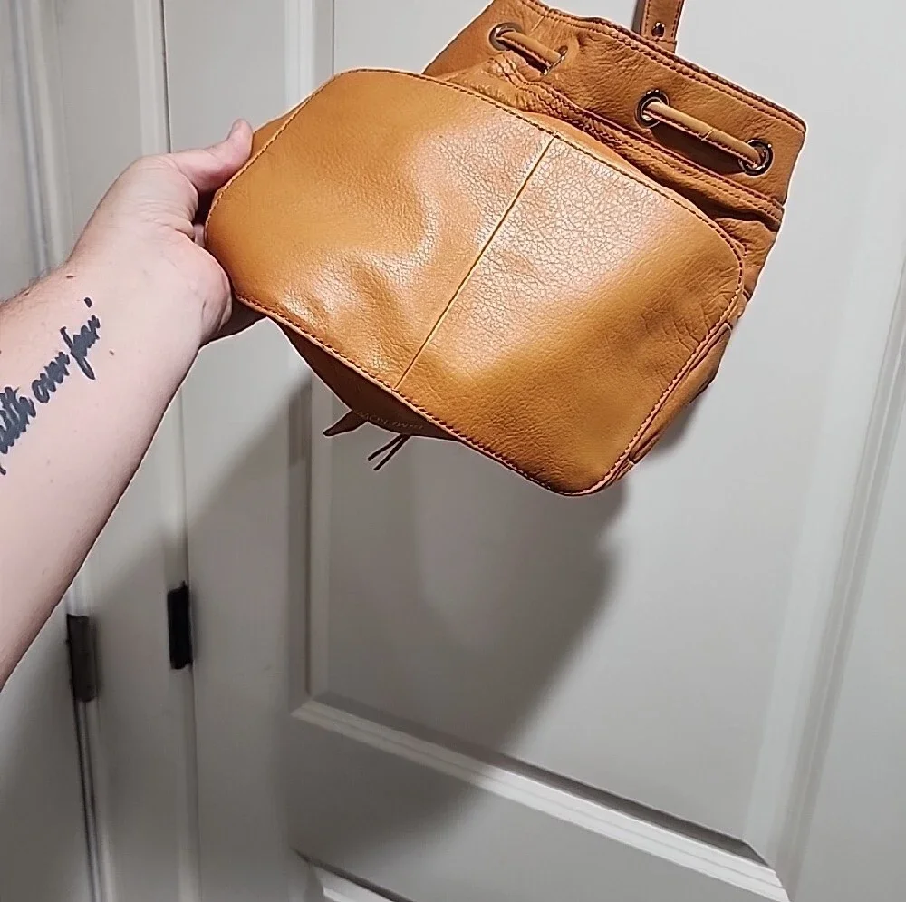 B. Makowsky Genuine Leather Drawstring Hobo Bucket Bag Camel Tan